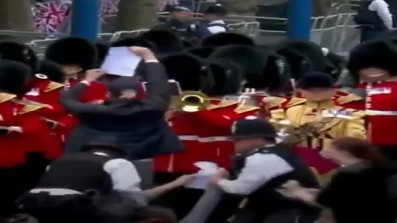 شاهد.. اعتقال متظاهرين اقتحموا موكب الاحتفال باليوبيل البلاتيني للملكة إليزابيث