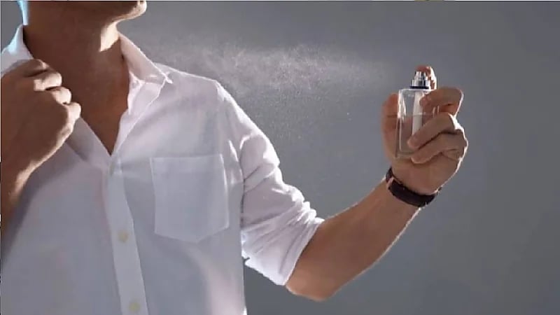 بالفيديو.. مختص بالعطور: رش العطر اتجاه الصدر خطأ شائع