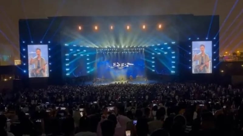 شاهد.. الجمهور يتفاعل مع حمزة نمرة خلال حفله بجدة