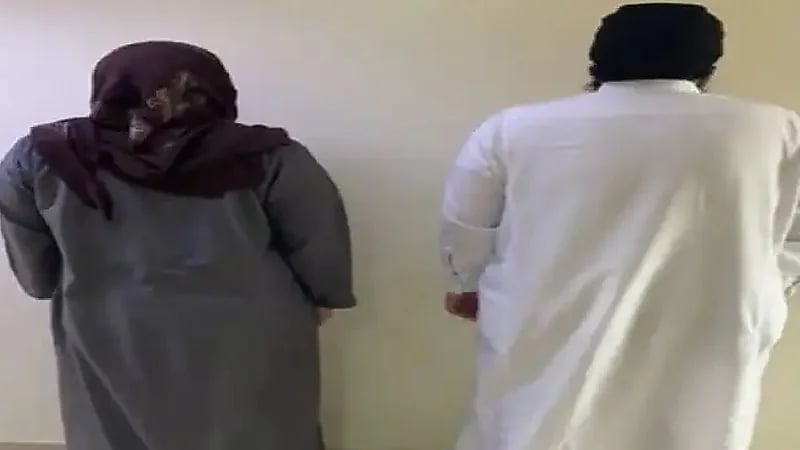 بالفيديو.. عقوبة مشددة تنتظر المعتدين على موظف بمركز تجاري بالرياض