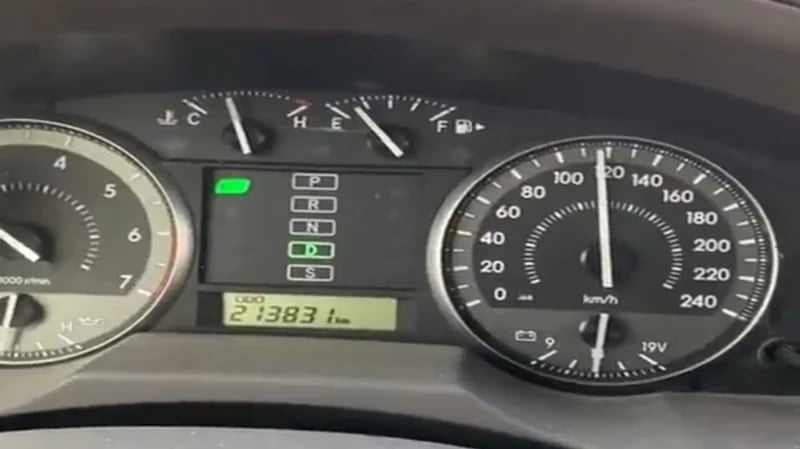 بالفيديو.. قائد مركبة يتجاوز السرعة ويعرض حياة الناس للخطر بالرياض