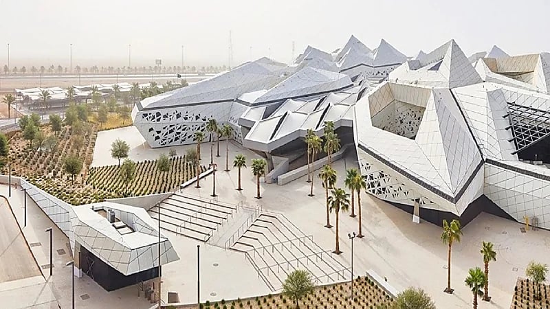 مركز الملك عبدالله للدراسات يطرح برنامج تطوير الخريجين بعدة مزايا