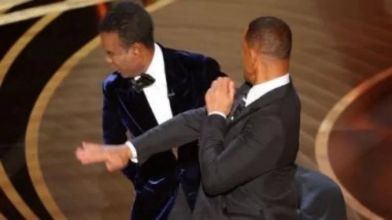 ويل سميث يقدم اعتذاره لكريس روك على صفعه