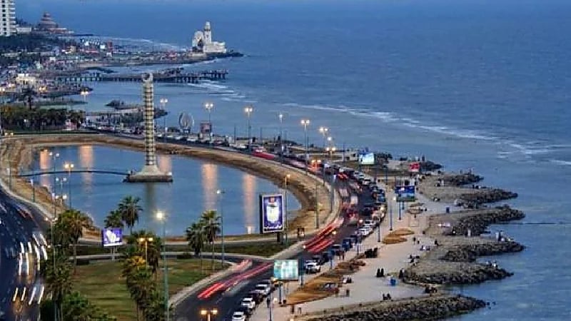 بالفيديو.. كواليس البحث عن جثمان طبيبة غرقت في كورنيش جدة