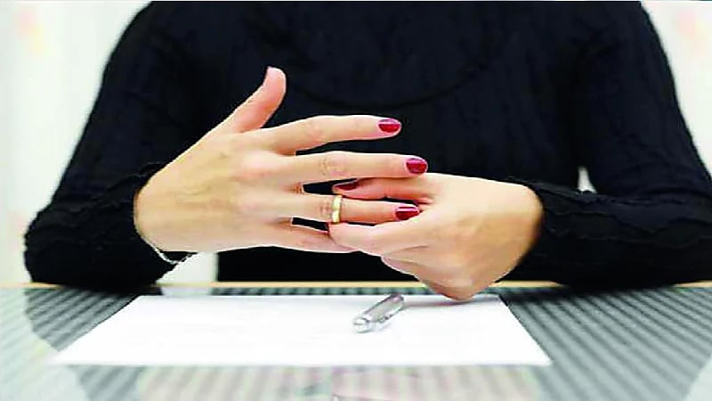 رجل يقاضي طليقته: غدرت بي وتزوجت وهربت بأولادي