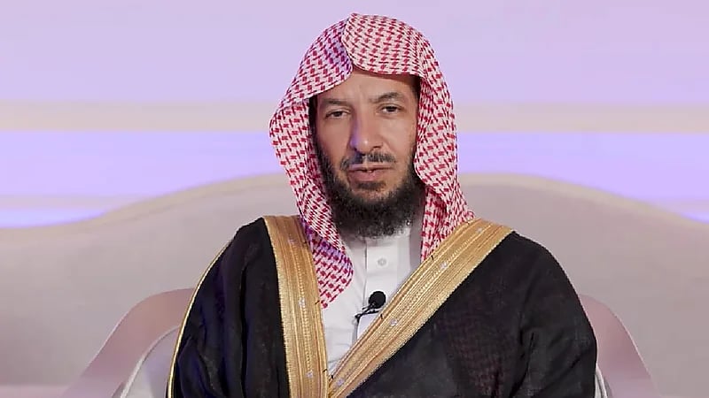 بالفيديو.. الشيخ "الشثري" يوضح حكم قراءة الرقية الشرعية من المصحف أو الجوال