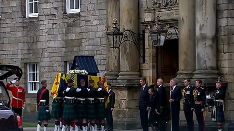 بالفيديو.. لحظة وصول جثمان الملكة إليزابيث إلى قصر هوليرود في إدنبرة