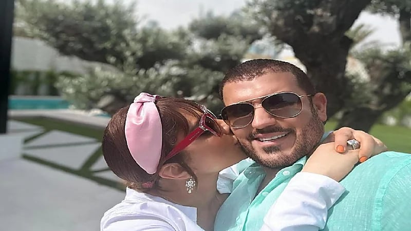 أصالة تنفي انفصالها عن زوجها بصورة وقُبلة