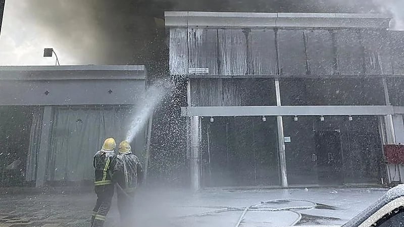 مدني عسير يباشر حريقاً في محال تجارية