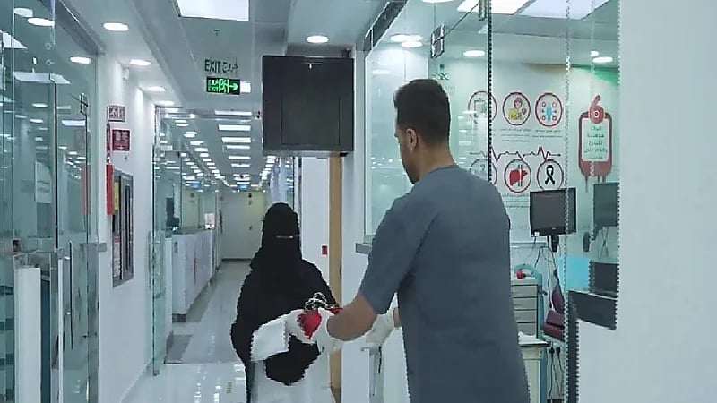 أقدم ممرضة بعرعر تروي قصة إقناعها بنات مدينتها بالعمل في التمريض .. فيديو