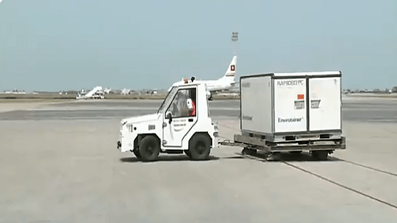 بالفيديو.. وصول 600 ألف جرعة من لقاح كورونا «أسترازينيكا» إلى تونس