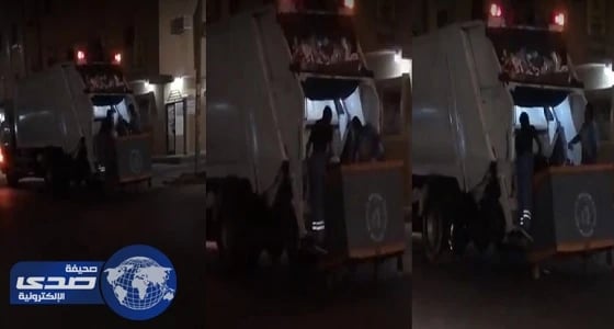 بالفيديو.. عمال النظافة يبحثون عن الأشياء الثمينة داخل حاويات القمامة