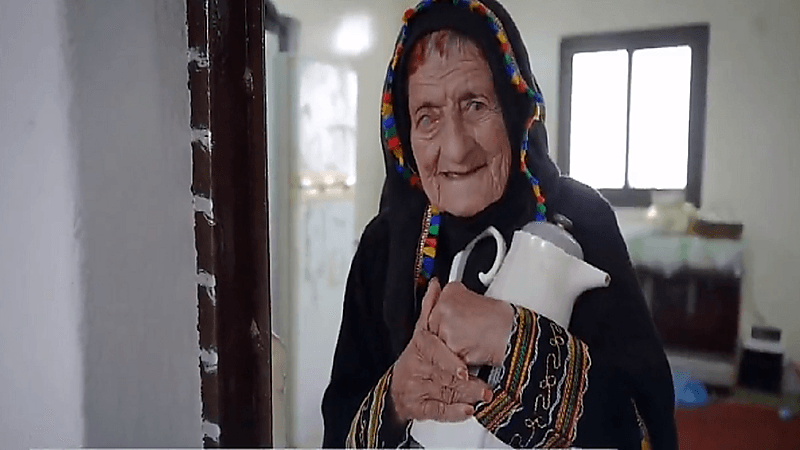 شاهد.. مواطنة تخلد ذكرى ابنها الوحيد المتوفى منذ 30 عاماً