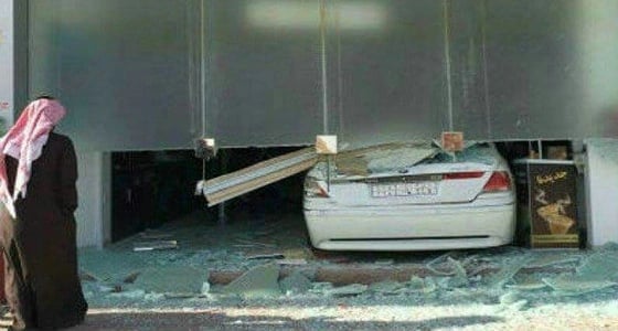 العناية الإلهية تنقذ عمال محل تجاري  اقتحمته سيارة « BMW » بالرياض