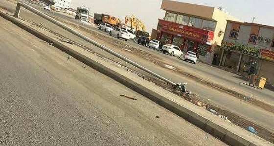 عمود إنارة يهدد المارة بحمدانية جدة