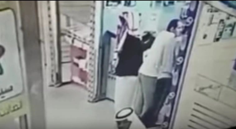 زبون يخدع بائع في محل جوالات ويبدل جهاز صيني بآخر أصلي