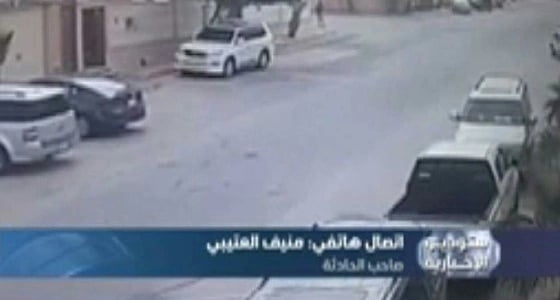 بالفيديو .. مواطن يكشف تفاصيل ضربه بالسواطير من أفارقة بعد سحبه مبلغ كبير من صراف