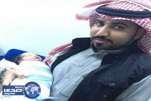 صور الشهيد الرويلي حاملاً طفله الرضيع تثير تعاطف المغردين