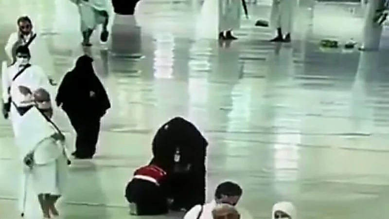 بالفيديو.. متطوعة تساعد حاجة مسنة في ربط حذائها