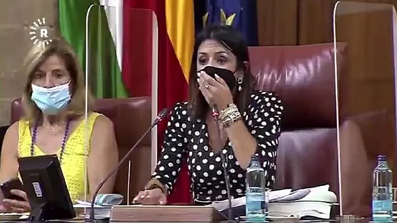 بالفيديو.. فأر يتسبب بالهلع داخل جلسة برلمان‏