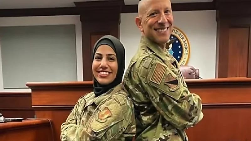بالفيديو .. قصة أول محجبة في سلاح الجو الأمريكي