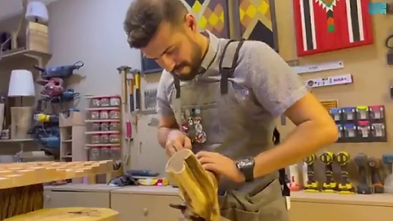 بالفيديو .. مواطن يحول مخلفات الأشجار إلى أعمال فنية وأثاث منزلي