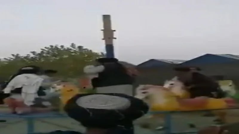 شاهد.. مقاتلو طالبان يمرحون في مدينة ملاهي بكابول  