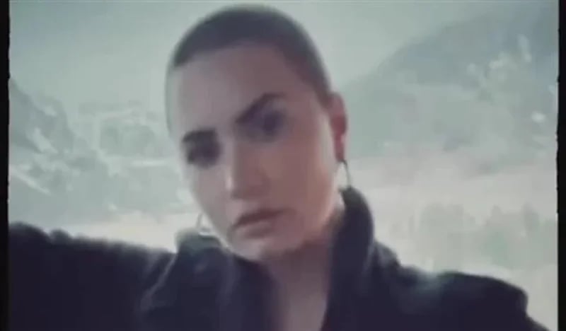 شاهد.. فنانة عالمية تصدم متابعيها بلوك جديد بعد حلق شعرها 