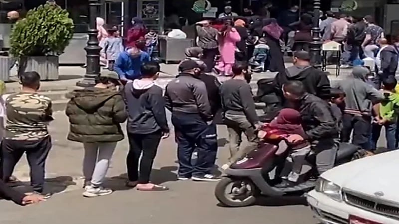 شاهد .. طوابير طويلة على رغيف الخبز في لبنان