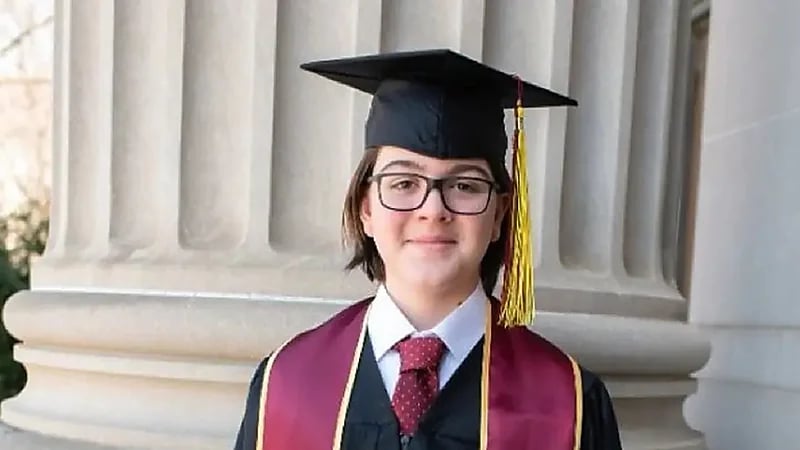 طفل موهوب يتخطى عمره ويصل لدرجة البكالوريوس في الفيزياء