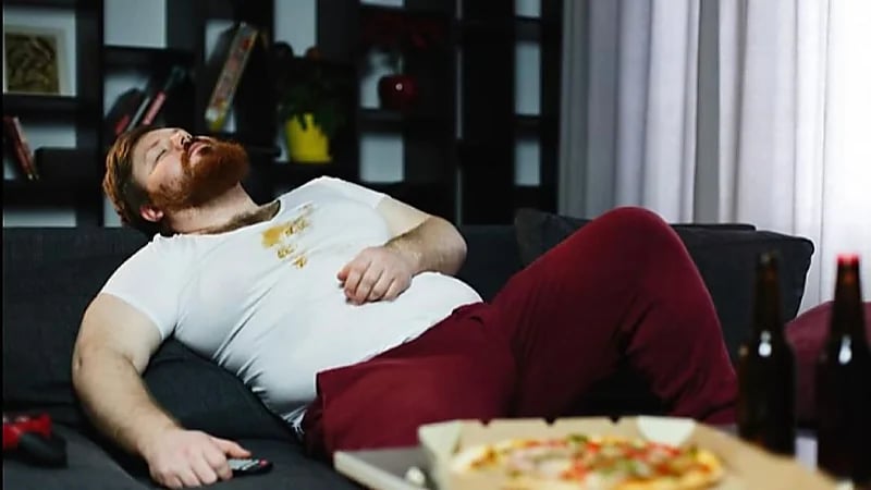 الاستلقاء مباشرةً بعد الطعام يتسبب في أمراض الجهاز الهضمي