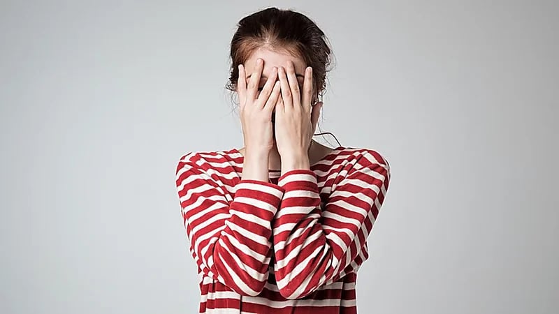 دراسة توضح أسباب الشعور بالخجل أثناء المحادثات