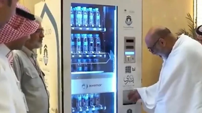 قصة تقديم سقاية ماء زمزم للحجيج منذ أكثر من 14 قرناً (فيديو)