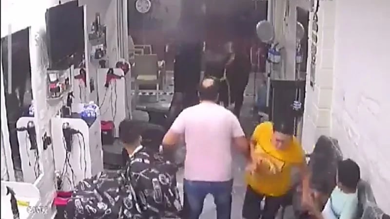 شاهد.. لحظة اقتحام ثور لمحل حلاقة