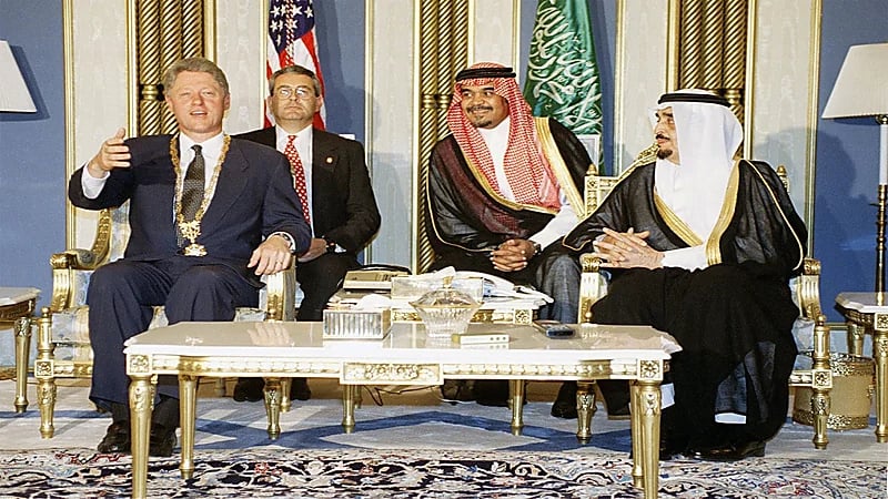 بالفيديو .. لقطات تاريخية من استقبال الملك فهد لبيل كلينتون