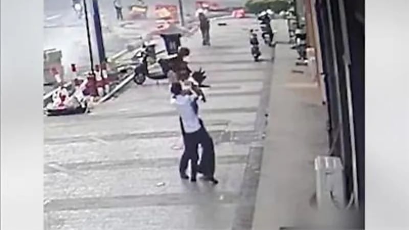 شخصان ينفذان طفلة سقطت من الطابق السادس