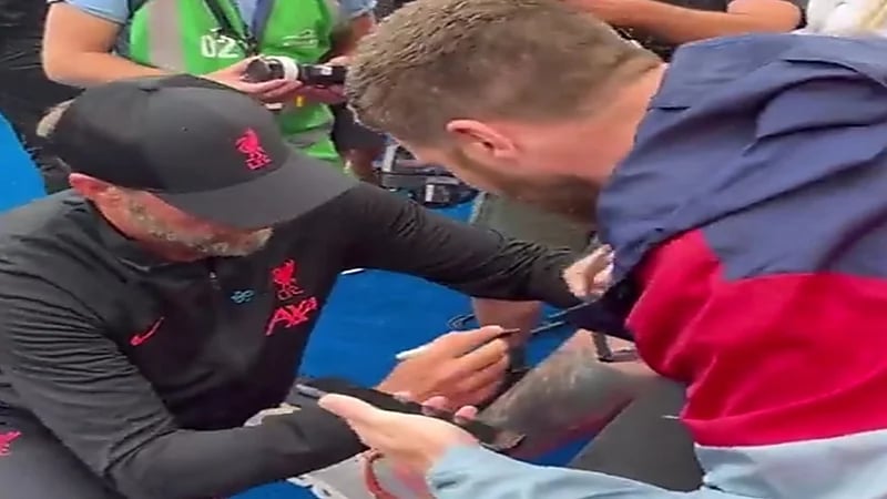 شاهد.. أغرب توقيع ليورغن كلوب في تاريخه التدريبي