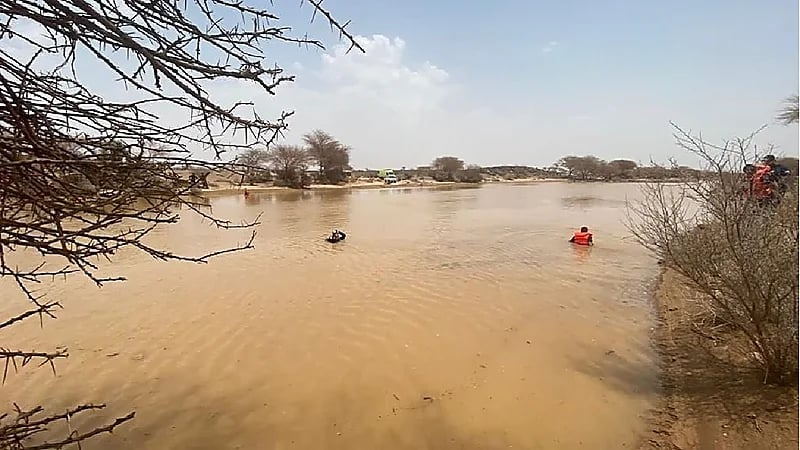 الدفاع المدني ينتشل جثث  4 أشخاص وطفل توفوا غرقاً في مستنقع مائي - صور