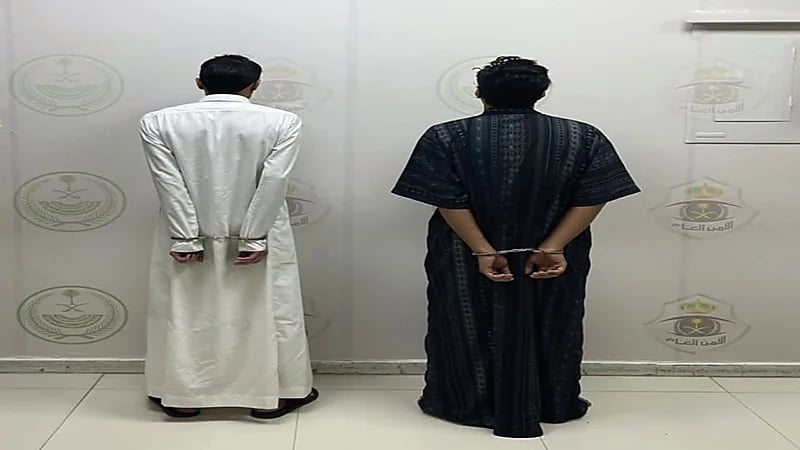 ضبط شخصين لسطوهما على محال تجارية بالرياض 