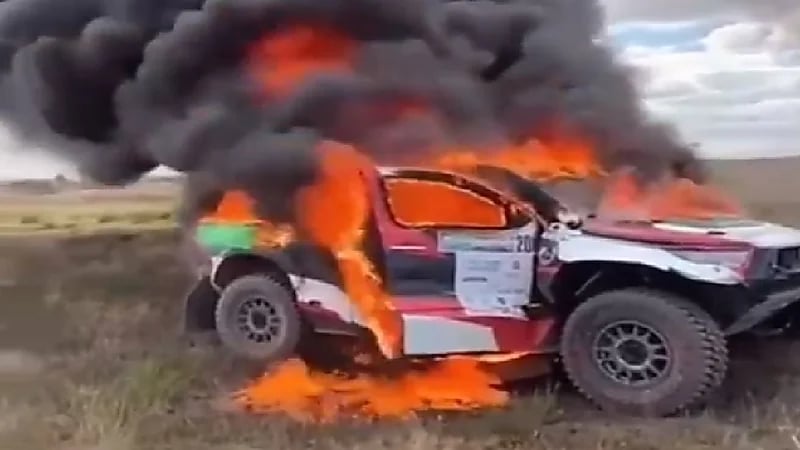 شاهد .. يزيد الراجحي ينجو من موت محقق بعد احتراق مركبته