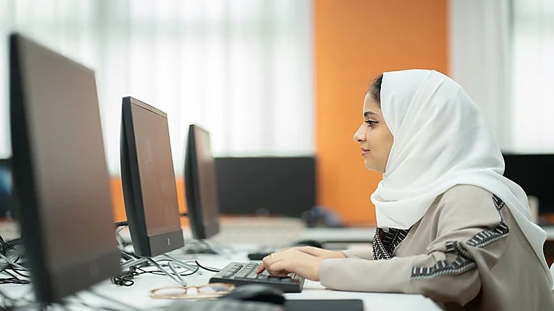 فتح باب التسجيل للطلاب والطالبات في برنامج التعليم المدمج لمسارات المرحلة  الثانوية