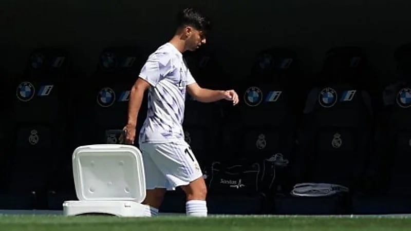 أسينسيو يبدي غضبه أمام أنشيلوتي