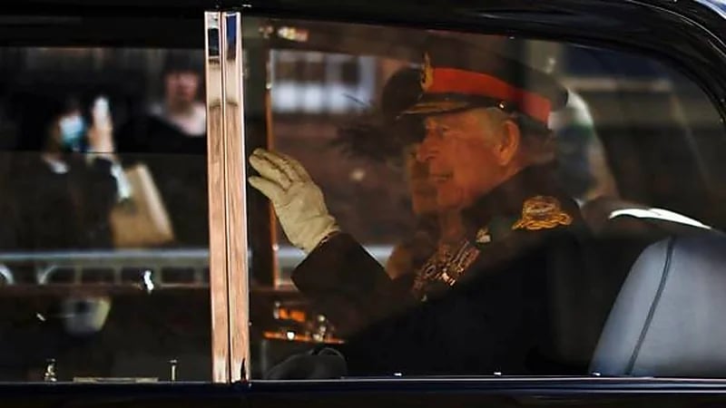 أسباب إصابة الملك تشارلز الثالث بتورم شديد في الأصابع