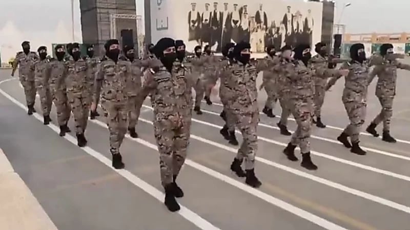 شاهد.. مشاركة مجندات سعوديات في العرض العسكري لقطاعات الداخلية