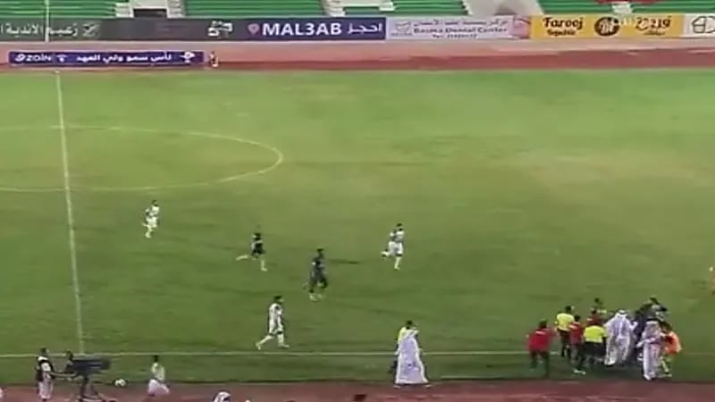 شاهد.. تشابك بين لاعب نادي الكويت فهد الهاجري وأحد إداريي نادي السالمية