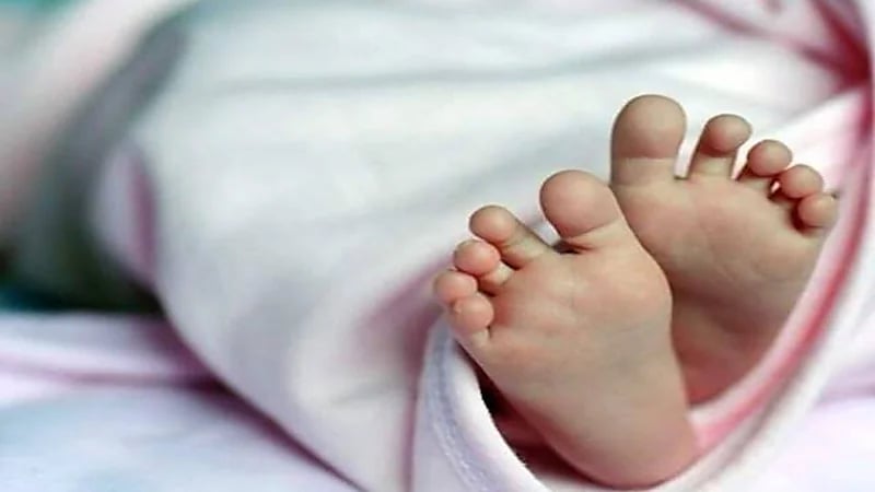 أب يضرب طفله حتى الموت 