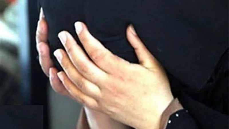 رجل يفقأ عين زوجته لسبب غريب 