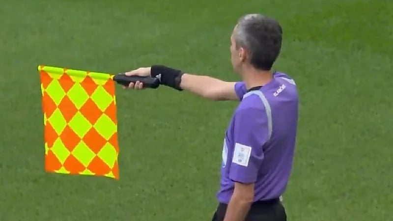 الفراج عن حكم الراية في مباراة الأخضر: "فخ التسلل السعودي"