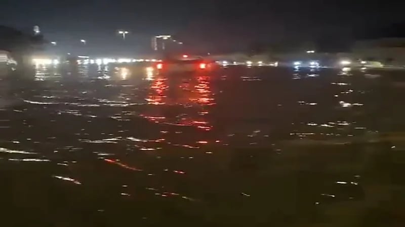 شاهد.. لحظة هطول أمطار غزيرة على جدة