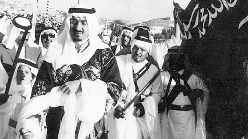 صورة نادرة للأمير خالد الفيصل يؤدي العرضة النجدية في أبها